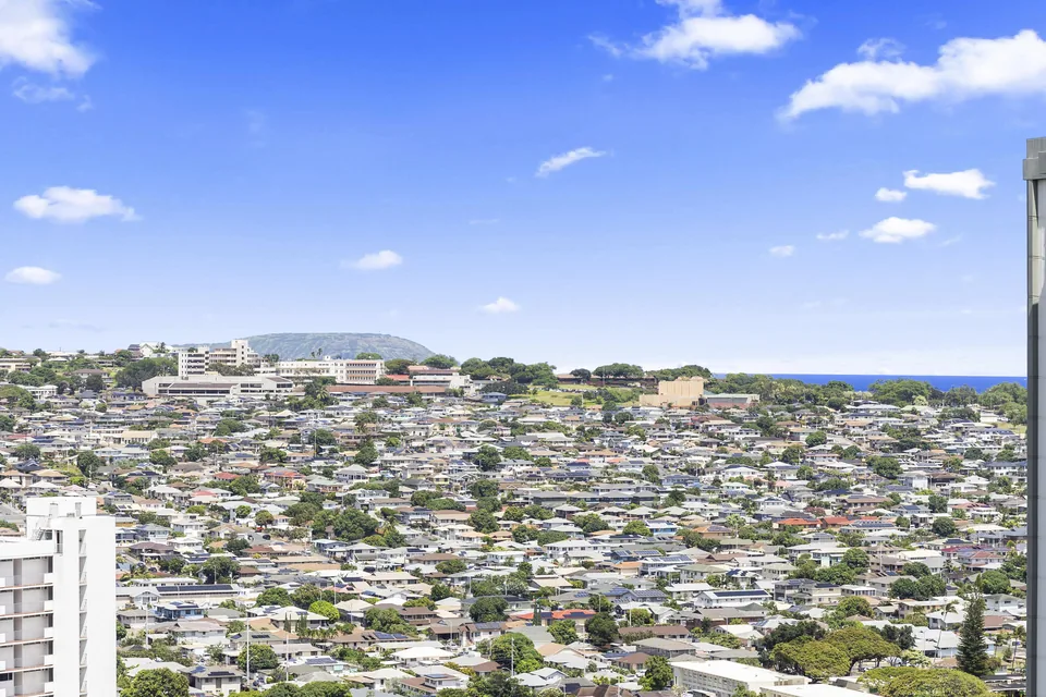 青空の広がるハワイの住宅街
